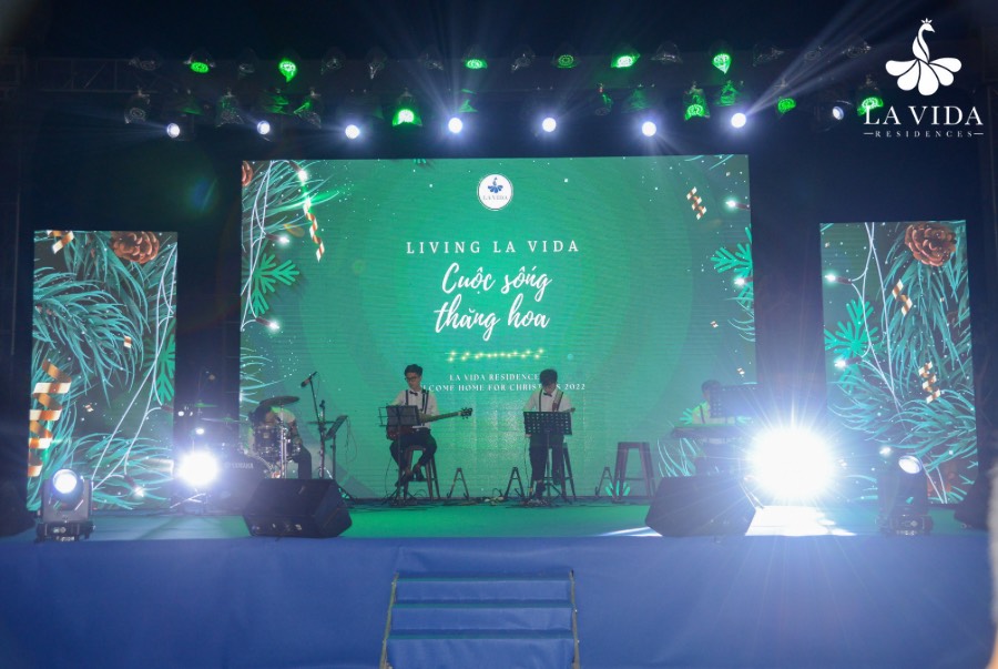 Không khí hào hứng, sôi nổi của chương trình được mở màn bằng tiết mục Livin’ La Vida – Cuộc sống thăng hoa 